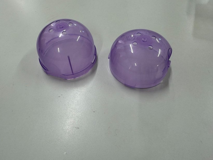 紫のガチャガチャの空箱